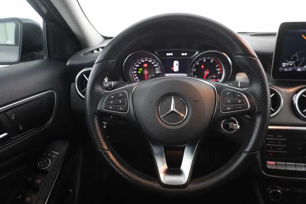 Mercedes-Benz GLA 220 Urban 4Matic LED Navi Sitzheizung PDC 01/2020-photo-13