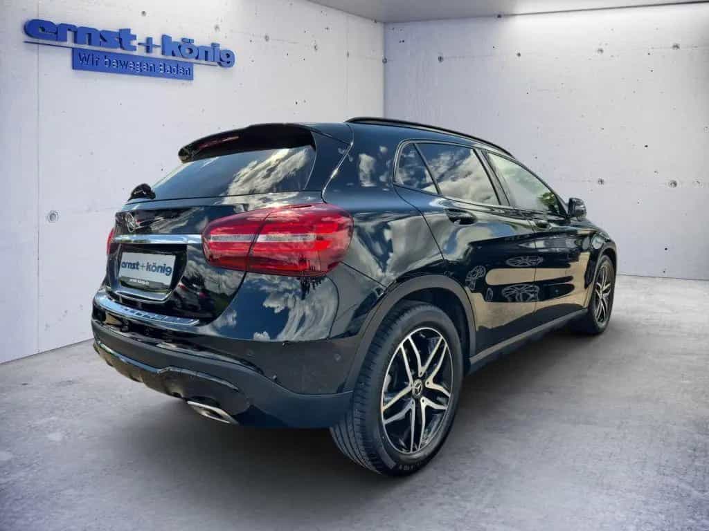 Mercedes-Benz GLA 200 7G-DCT Urban 10/2018-photo-3