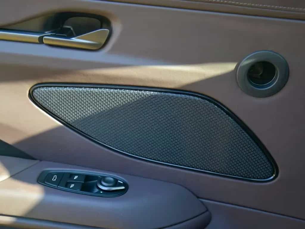 Aston Martin V8 Vantage Coupe null-photo-24