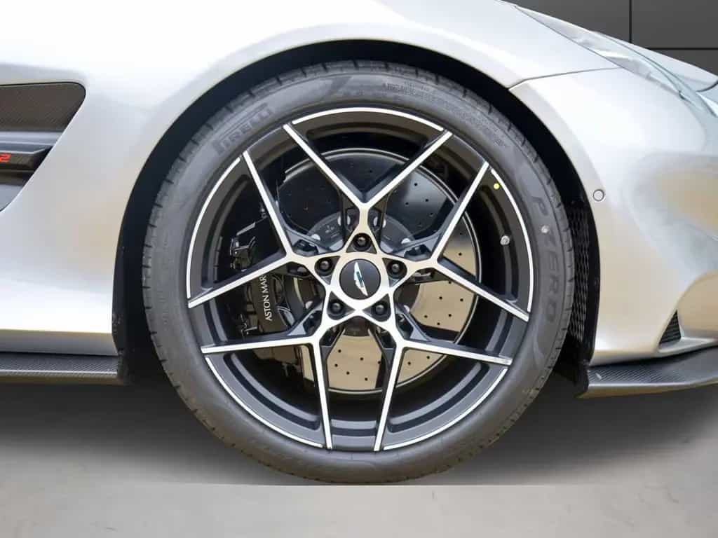 Aston Martin Vanquish Coupe 01/2025-photo-4