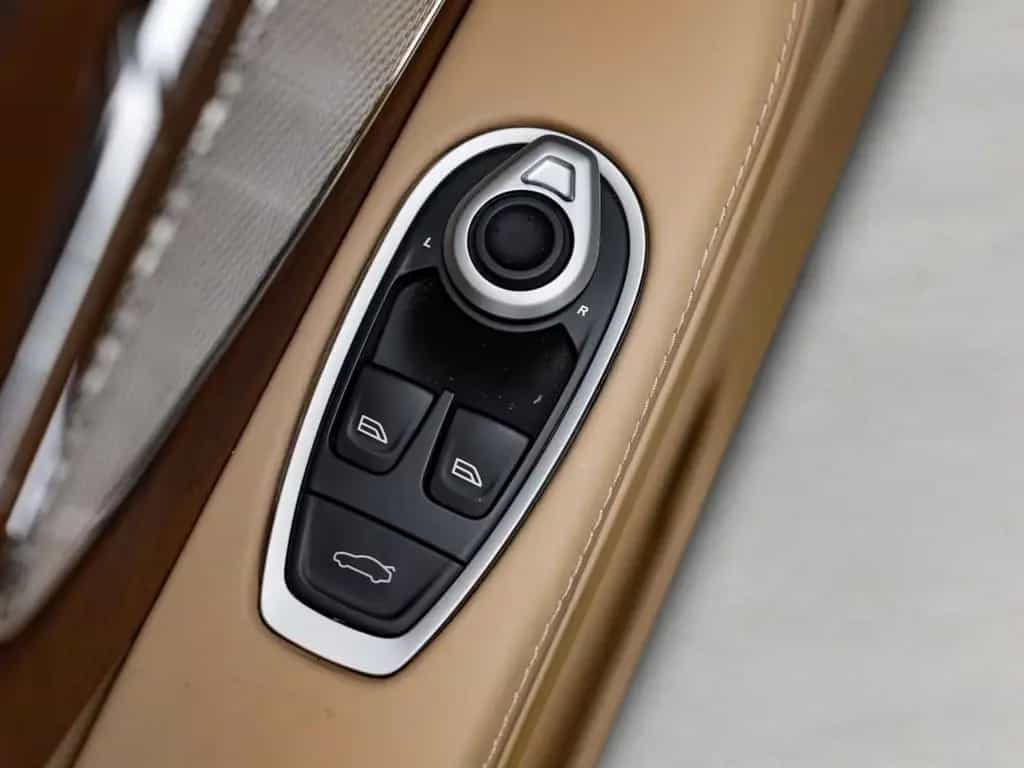 Aston Martin DB12 Volante 05/2024-photo-18