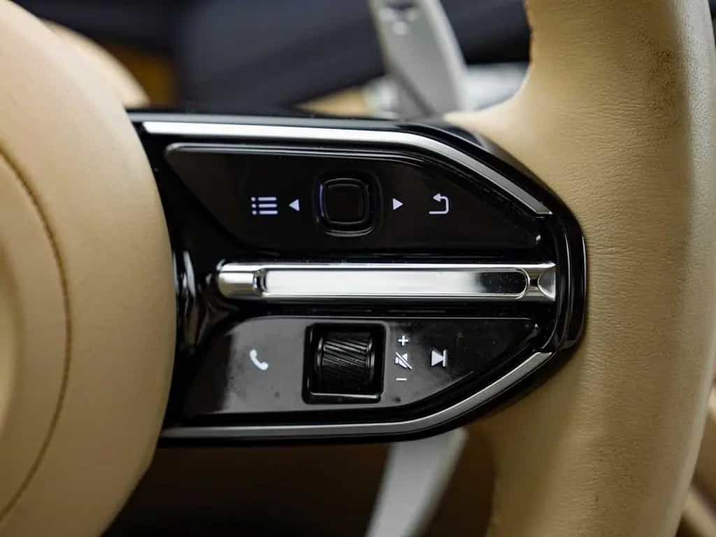 Aston Martin DB12 Volante 05/2024-photo-23