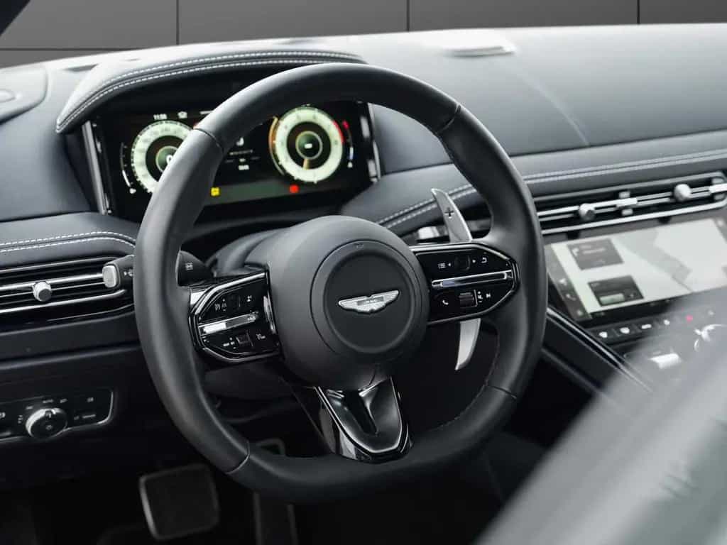 Aston Martin DB12 Volante 06/2024-photo-17