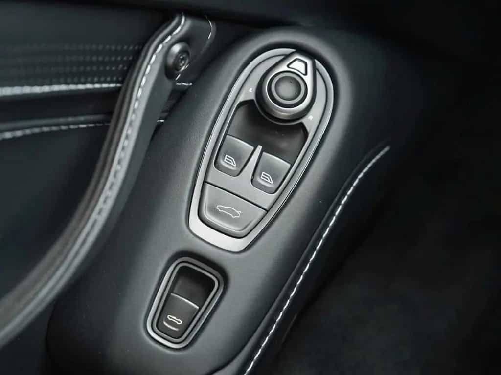 Aston Martin V8 Vantage Roadster 04/2022-photo-18