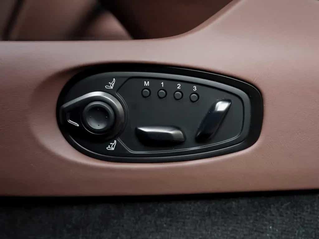 Aston Martin DB12 Volante null-photo-21