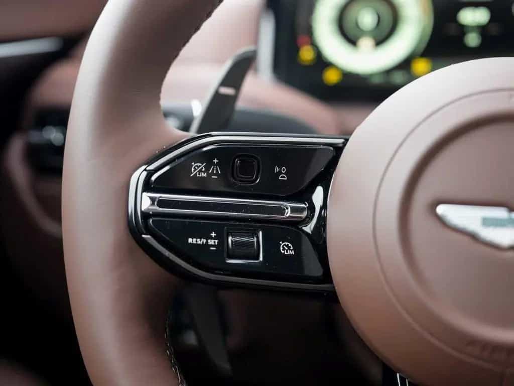 Aston Martin DB12 Volante null-photo-25