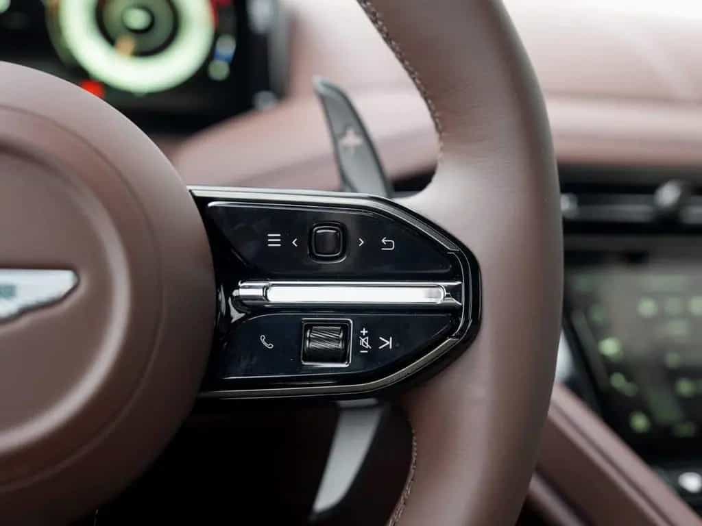 Aston Martin DB12 Volante null-photo-26