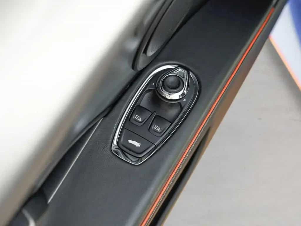 Aston Martin DBS Volante 05/2019-photo-26