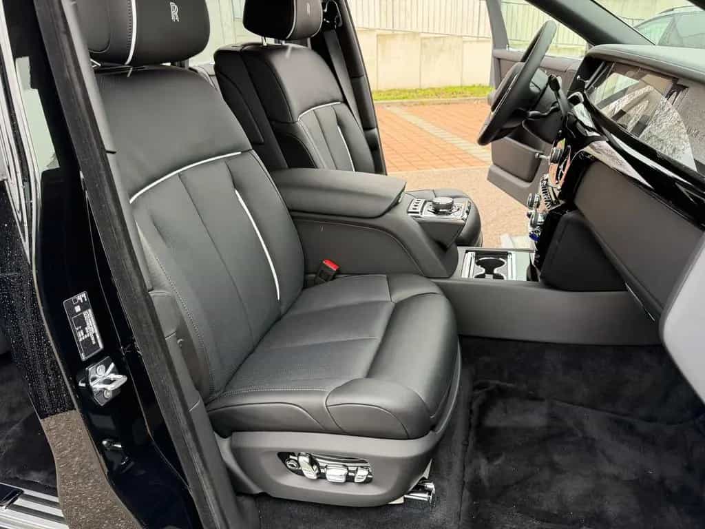Rolls-Royce Phantom SWB | MY26 | 4 Seats | Black | on stock! null-photo-14