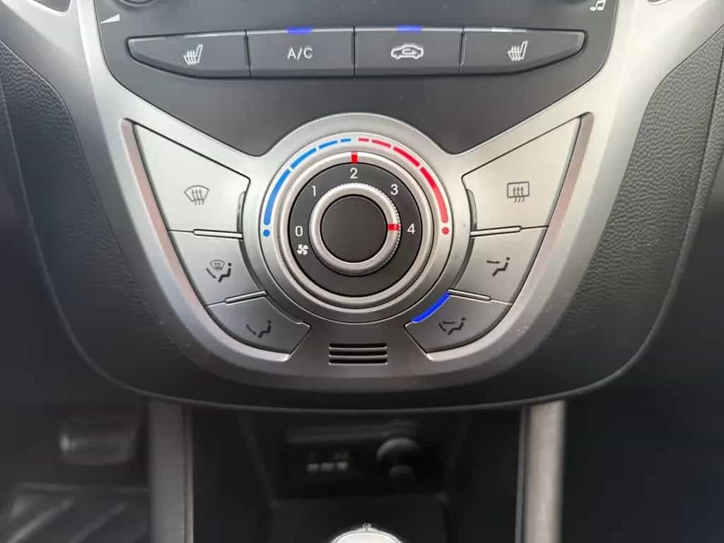 Hyundai ix20 1.6i Automatik FIFA World Cup Sitzheizung 03/2014-photo-24