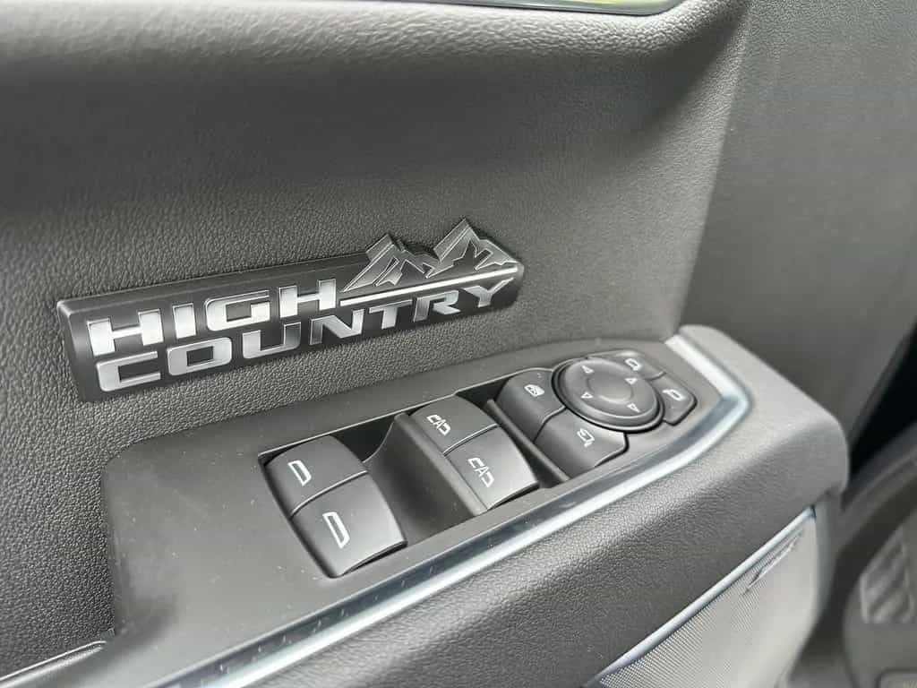 Chevrolet Silverado Crew Cab High Country Midnight Edition null-photo-23