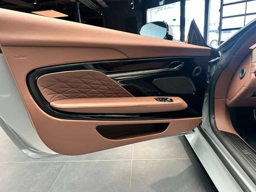 Aston Martin DB12 Volante -Titanium Silver -Havana Interieur null-photo-10