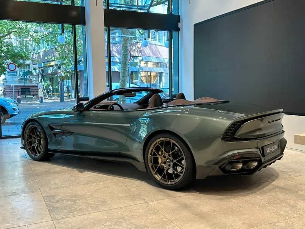 Aston Martin Vanquish Volante - Chiltern Green - Carbon null-photo-1