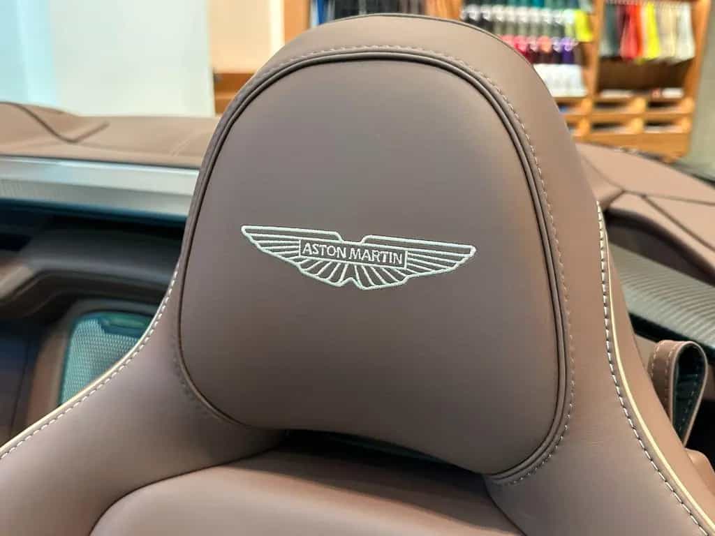 Aston Martin Vanquish Volante - Chiltern Green - Carbon null-photo-13