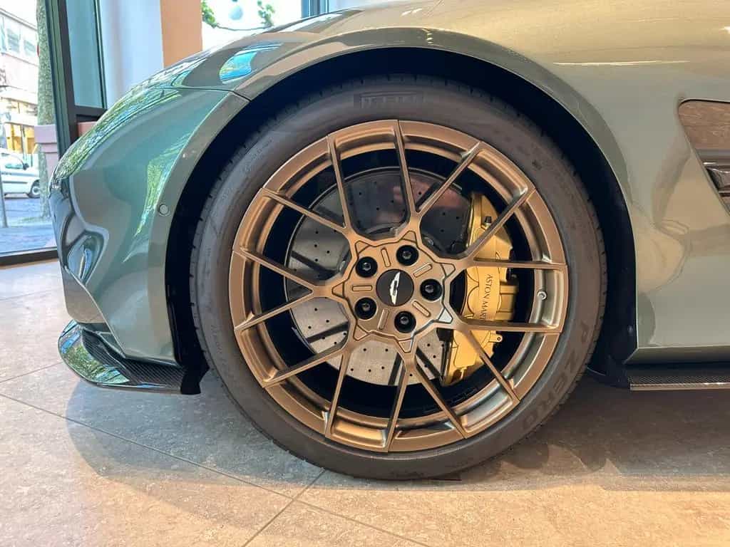 Aston Martin Vanquish Volante - Chiltern Green - Carbon null-photo-15