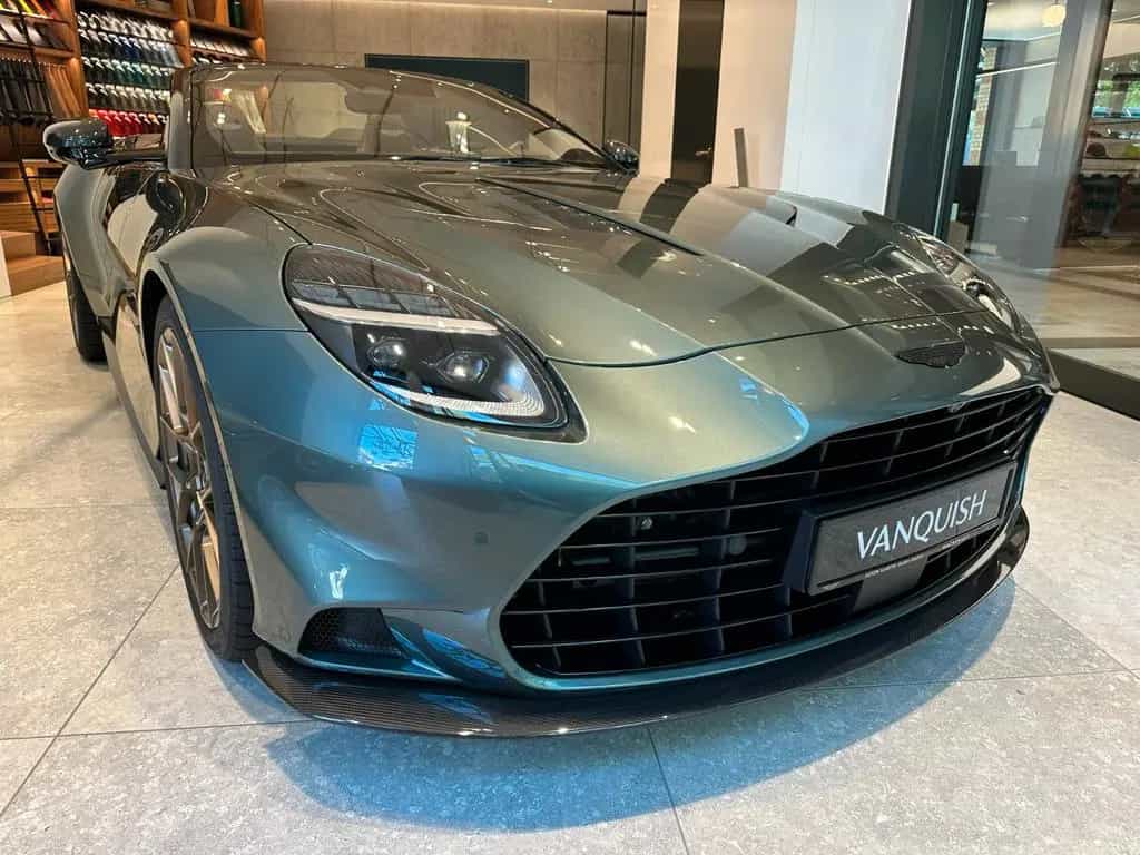 Aston Martin Vanquish Volante - Chiltern Green - Carbon null-photo-2