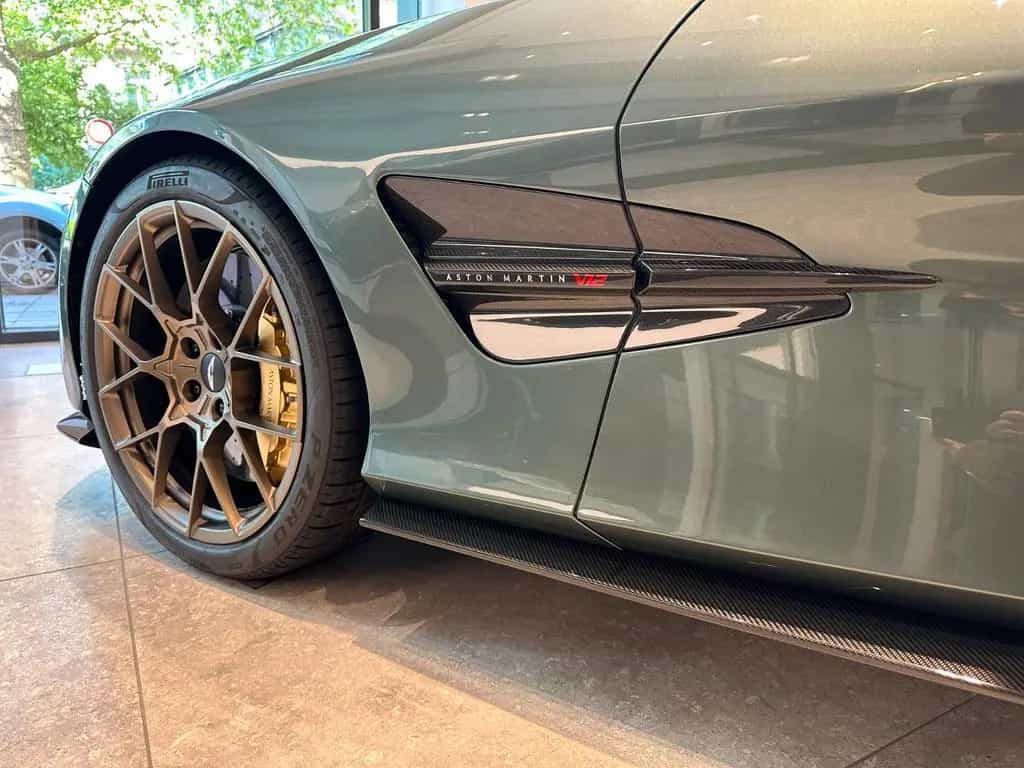 Aston Martin Vanquish Volante - Chiltern Green - Carbon null-photo-5