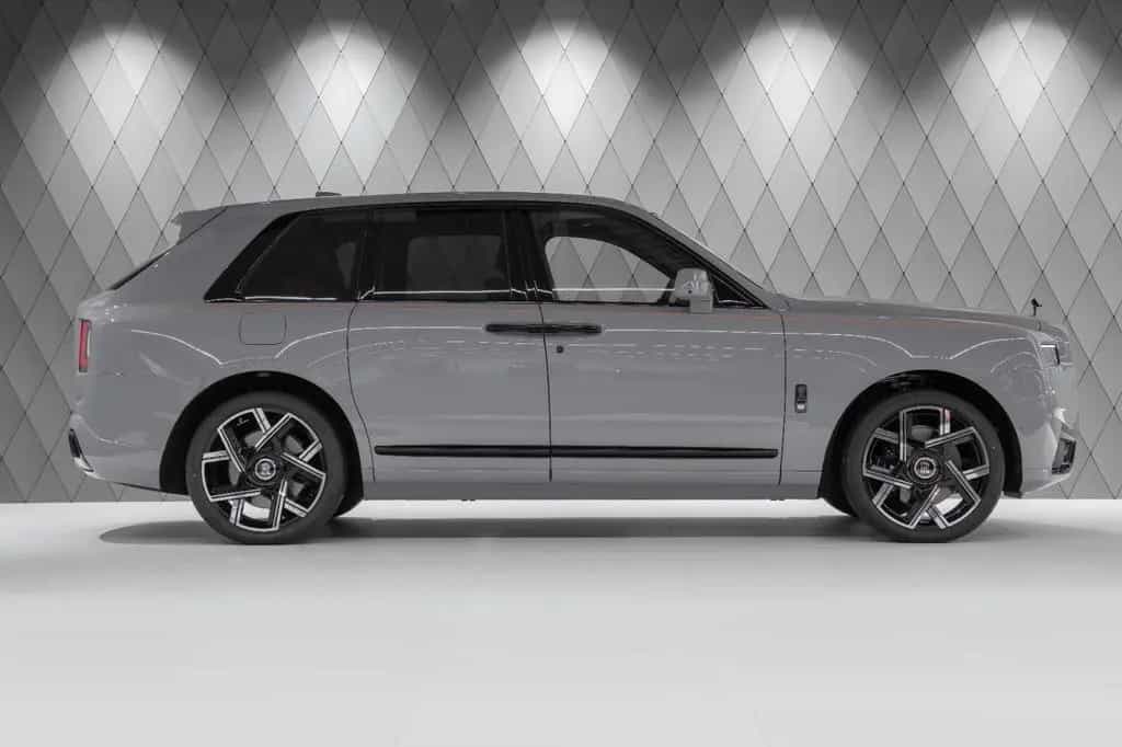 Rolls-Royce Cullinan BLACK BADGE 2026 GREY/ORANGE STARLIGHT 05/2026-photo-2