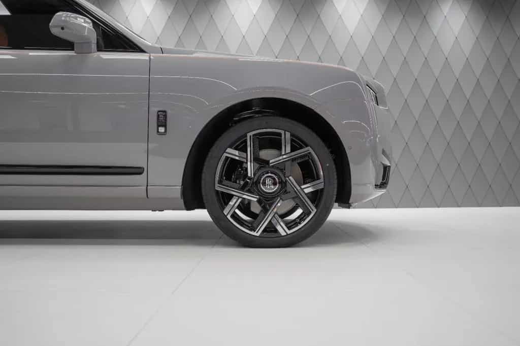 Rolls-Royce Cullinan BLACK BADGE 2026 GREY/ORANGE STARLIGHT 05/2026-photo-5