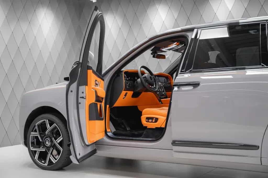 Rolls-Royce Cullinan BLACK BADGE 2026 GREY/ORANGE STARLIGHT 05/2026-photo-7
