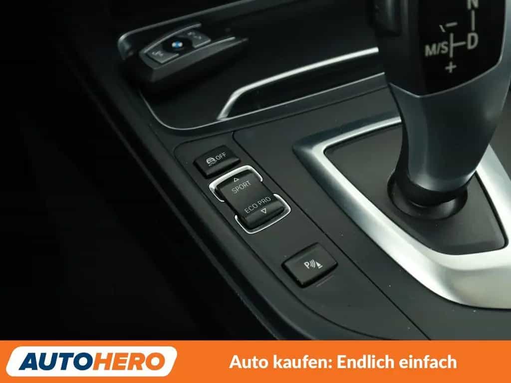 BMW 330 i xDrive Luxury Line Aut.*NAVI*LED*TEMPO*PANO 04/2018-photo-24