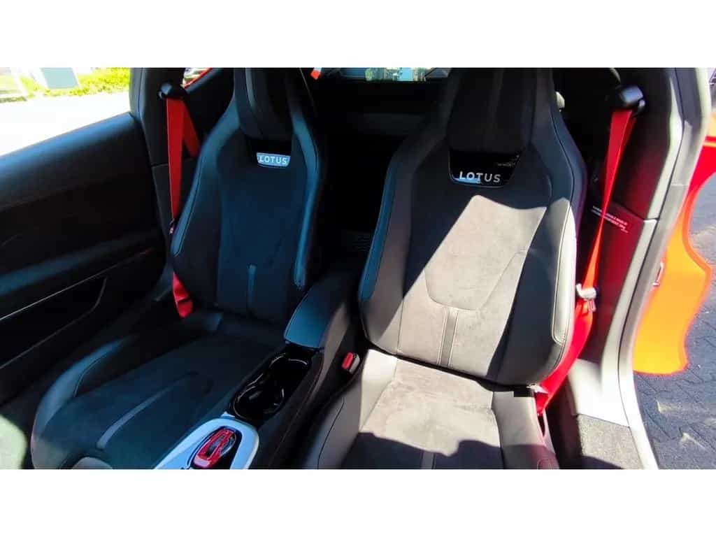 Lotus Emira V6 SE Racing Line - Vivid Red null-photo-12