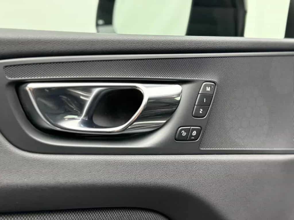Volvo XC60 R Design AWD 360° ACC CarPlay IntelliSafe 07/2020-photo-17