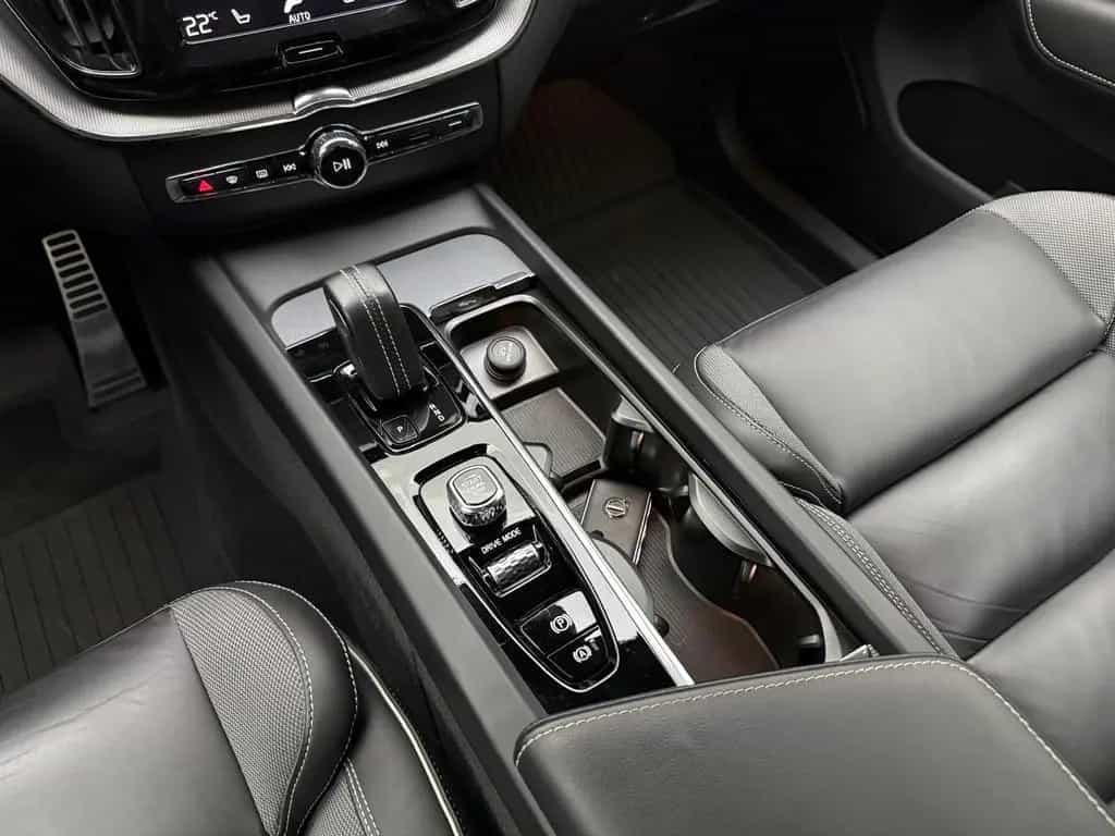Volvo XC60 R Design AWD 360° ACC CarPlay IntelliSafe 07/2020-photo-29
