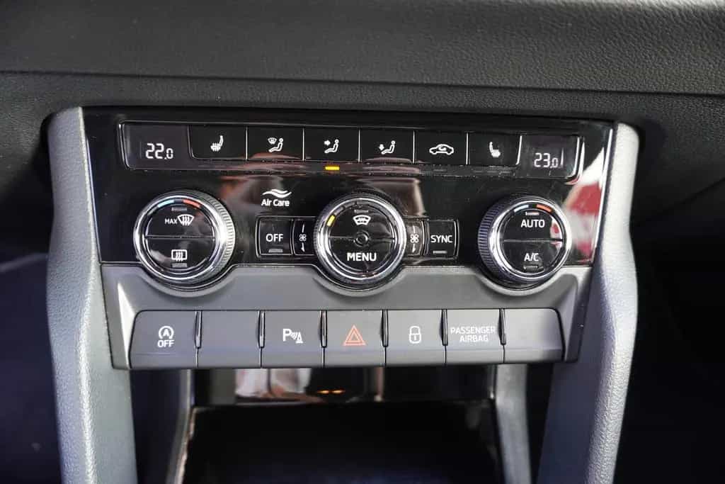 Skoda Karoq 1.5 16V TSI Style DSG LED Navi Sitzheizung 07/2018-photo-17