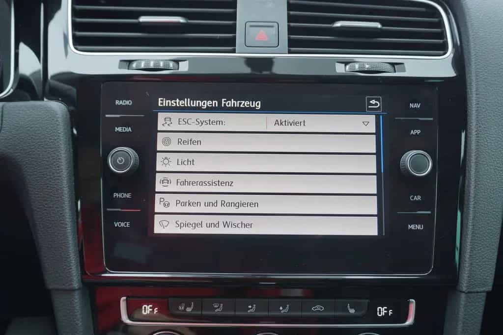 Volkswagen Golf VII 1.5 TSI Highline LED Navi AHK ACC PDC 09/2018-photo-25