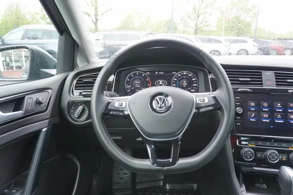 Volkswagen Golf VII 1.5 TSI Highline LED Navi AHK ACC PDC 09/2018-photo-34