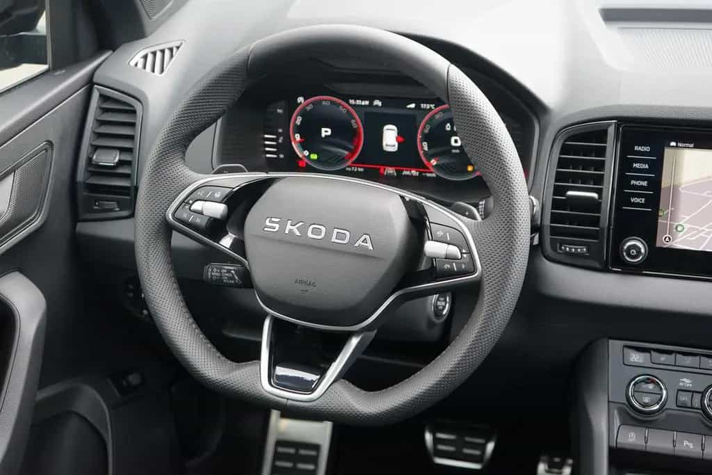 Skoda Karoq Sportline 2.0 TSI DSG 4x4 Matrix AHK Pano 04/2026-photo-16