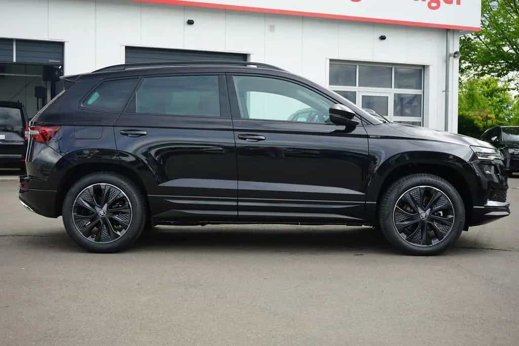 Skoda Karoq Sportline 2.0 TSI DSG 4x4 Matrix AHK Pano 04/2026-photo-2