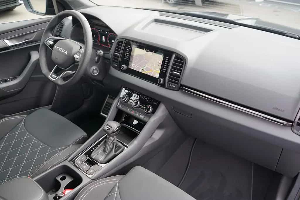 Skoda Karoq Sportline 2.0 TSI DSG 4x4 Matrix AHK Pano 04/2026-photo-4
