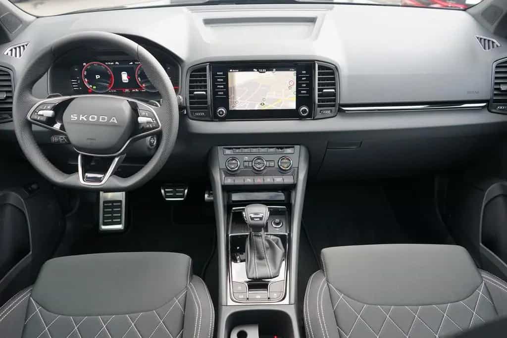 Skoda Karoq Sportline 2.0 TSI DSG 4x4 Matrix AHK Pano 04/2026-photo-5