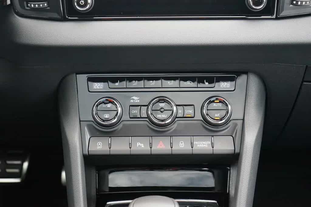 Skoda Karoq Sportline 2.0 TSI DSG 4x4 Matrix AHK Pano 04/2026-photo-9