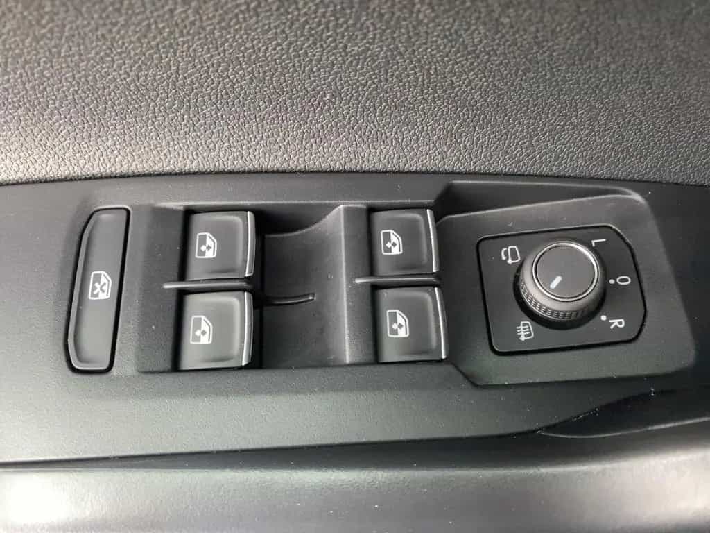 Volkswagen Taigo R-Line *DSG*LED*SHZ*Apple*Allwetter*PDC*DA 03/2025-photo-6