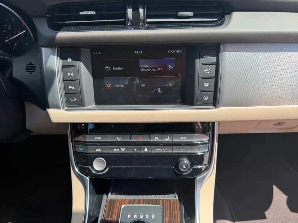 Jaguar XF 20t Portfolio *NAVI*SITZ-HZ.*KAMERA 08/2018-photo-16