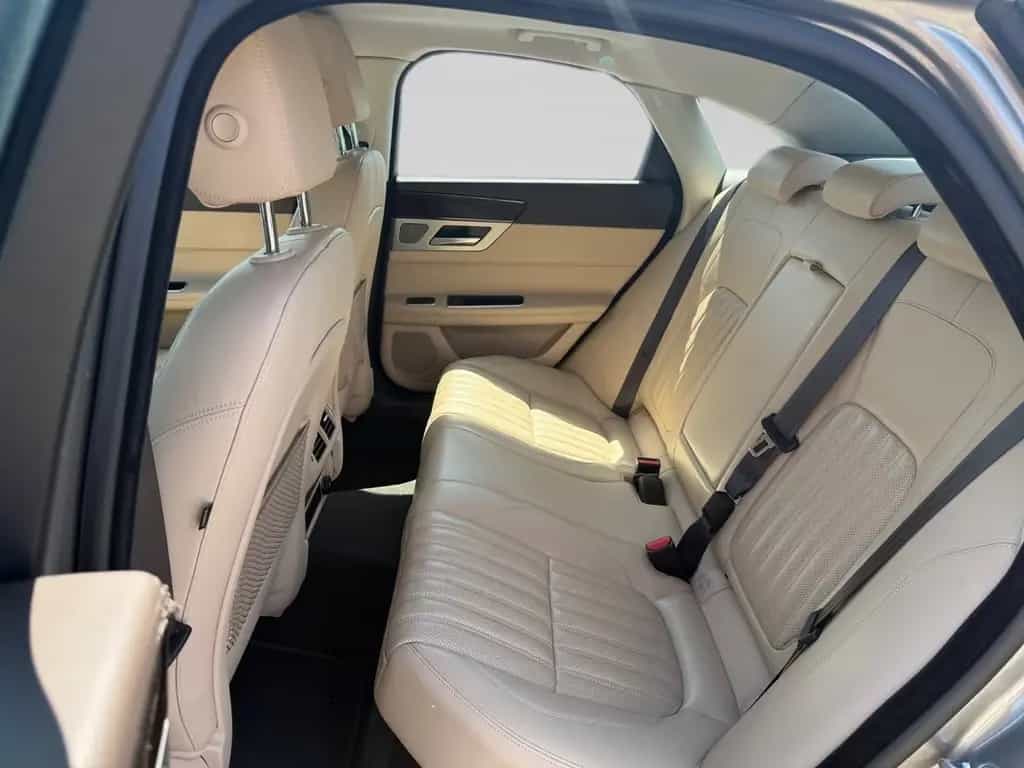 Jaguar XF 20t Portfolio *NAVI*SITZ-HZ.*KAMERA 08/2018-photo-17