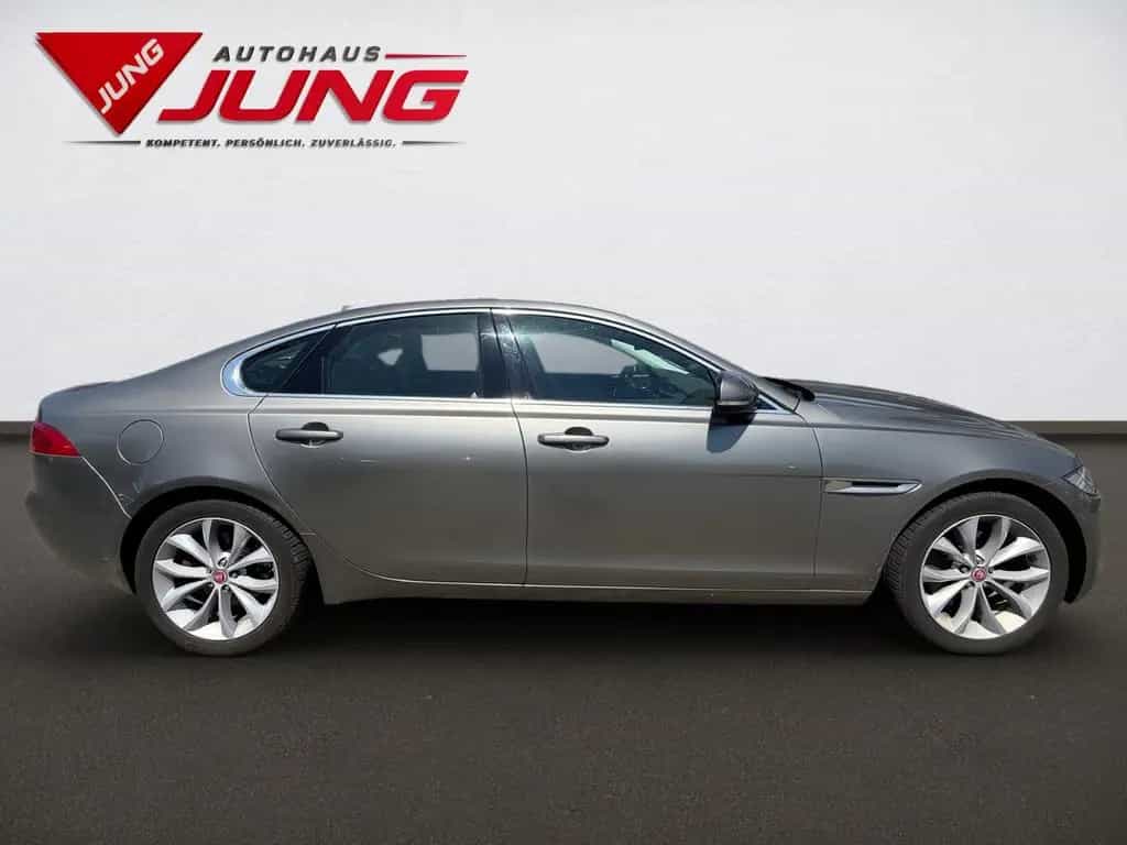 Jaguar XF 20t Portfolio *NAVI*SITZ-HZ.*KAMERA 08/2018-photo-3