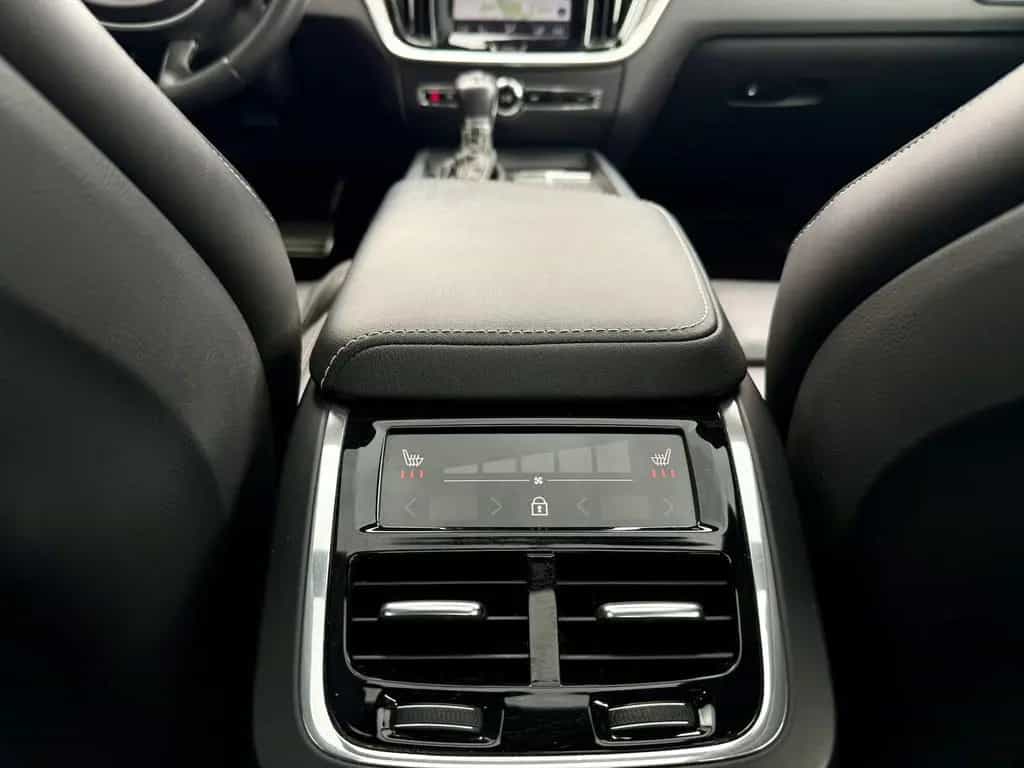 Volvo S60 T5/R-DESIGN/PANORAMA/KAMERA/HARMAN-KARDON 12/2019-photo-17
