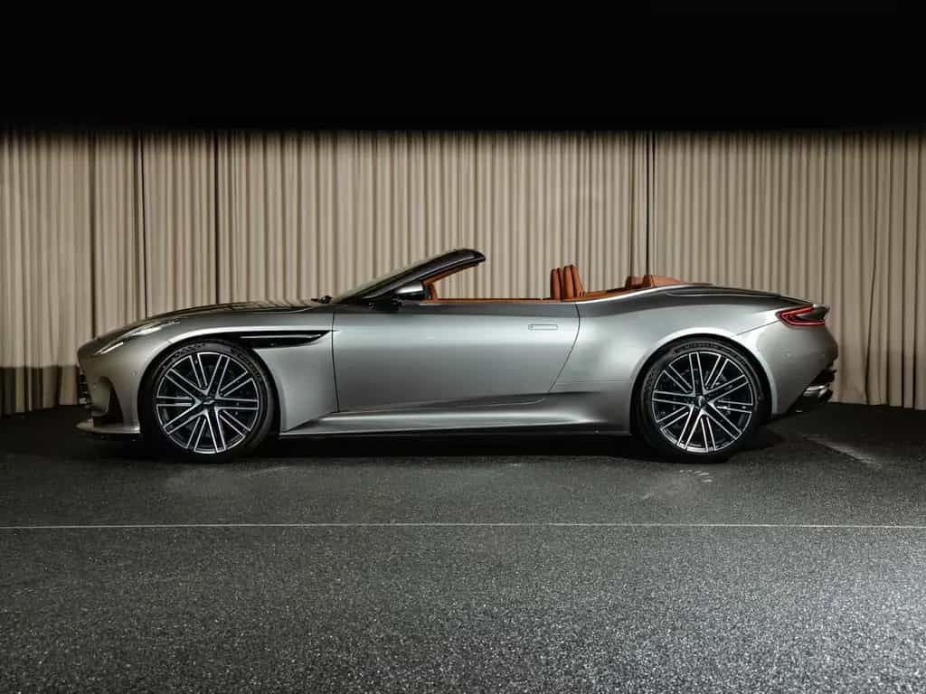 Aston Martin DB12 4.0 V8 Volante, B&W, Q Spec, Walnut, Saddle 01/2023-photo-1