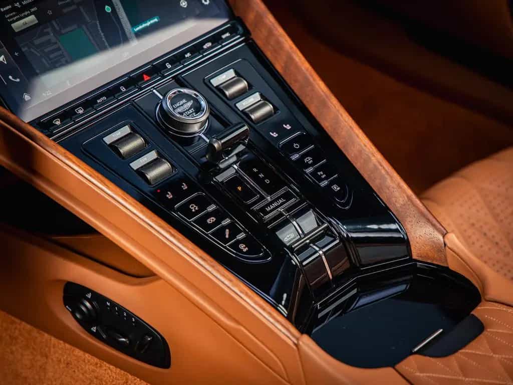 Aston Martin DB12 4.0 V8 Volante, B&W, Q Spec, Walnut, Saddle 01/2023-photo-16