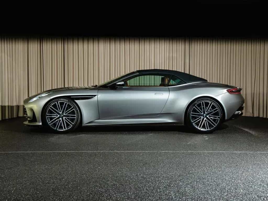 Aston Martin DB12 4.0 V8 Volante, B&W, Q Spec, Walnut, Saddle 01/2023-photo-2