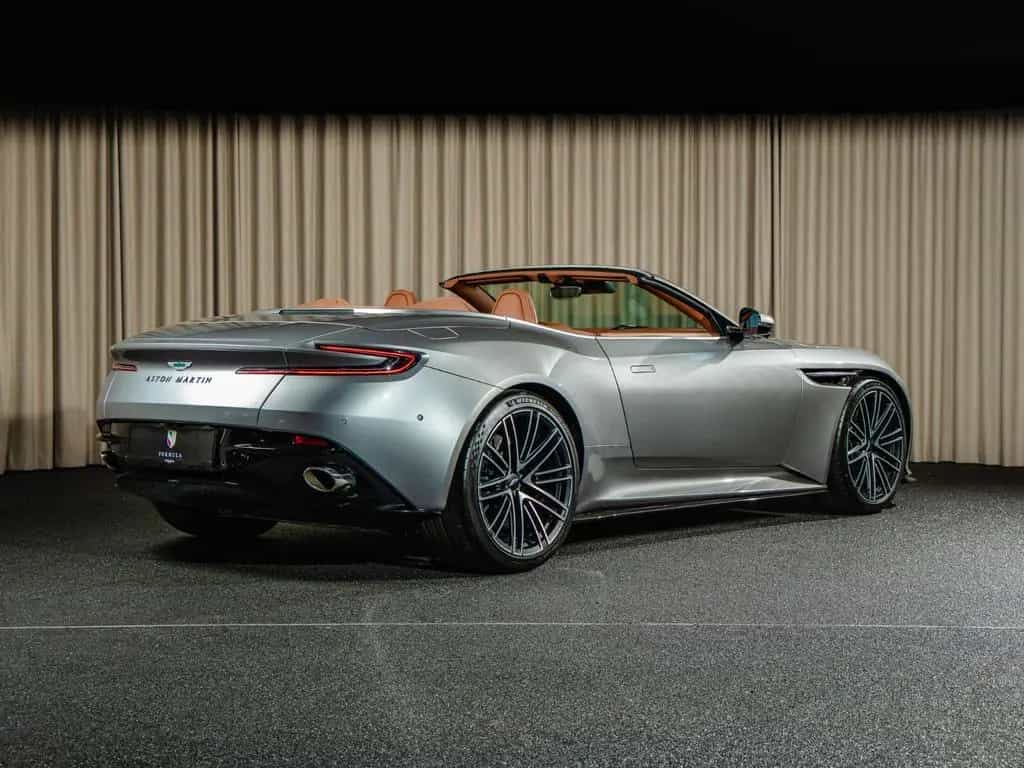 Aston Martin DB12 4.0 V8 Volante, B&W, Q Spec, Walnut, Saddle 01/2023-photo-3