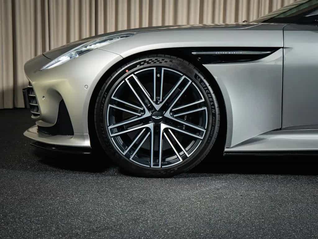 Aston Martin DB12 4.0 V8 Volante, B&W, Q Spec, Walnut, Saddle 01/2023-photo-4