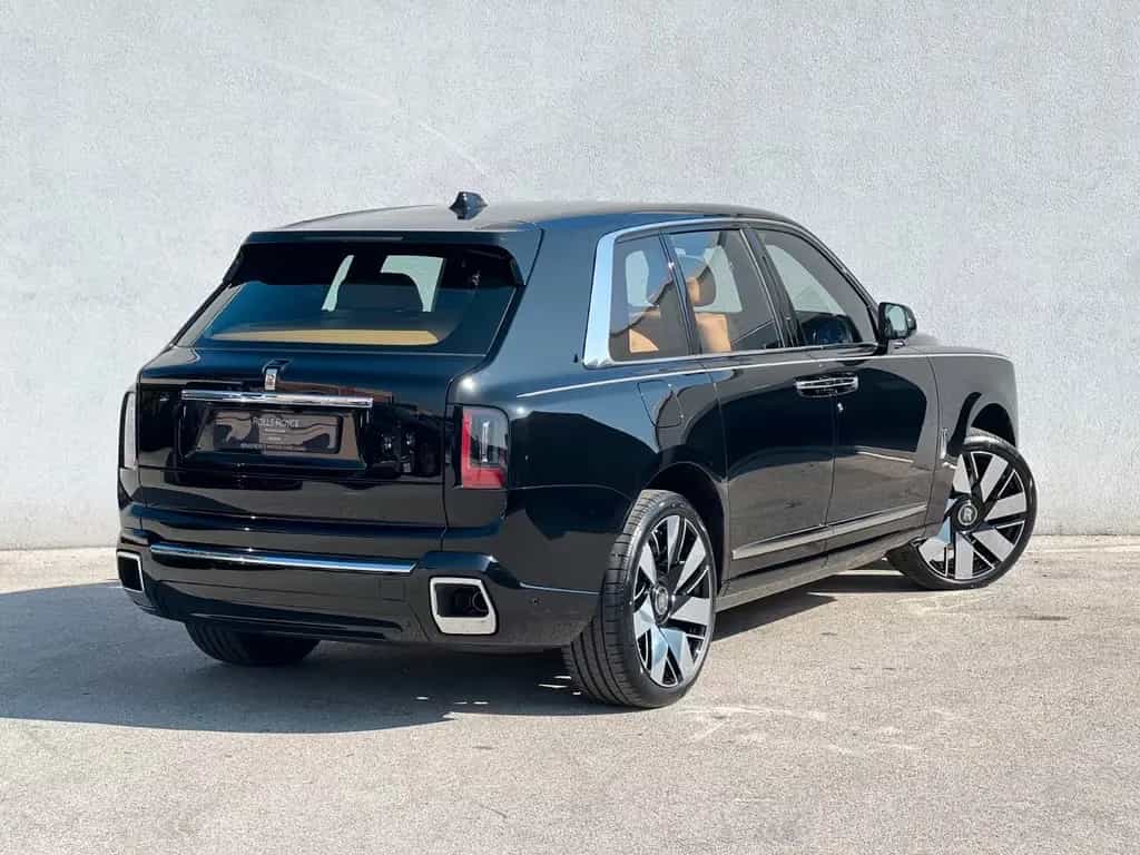 Rolls-Royce Cullinan - null-photo-1