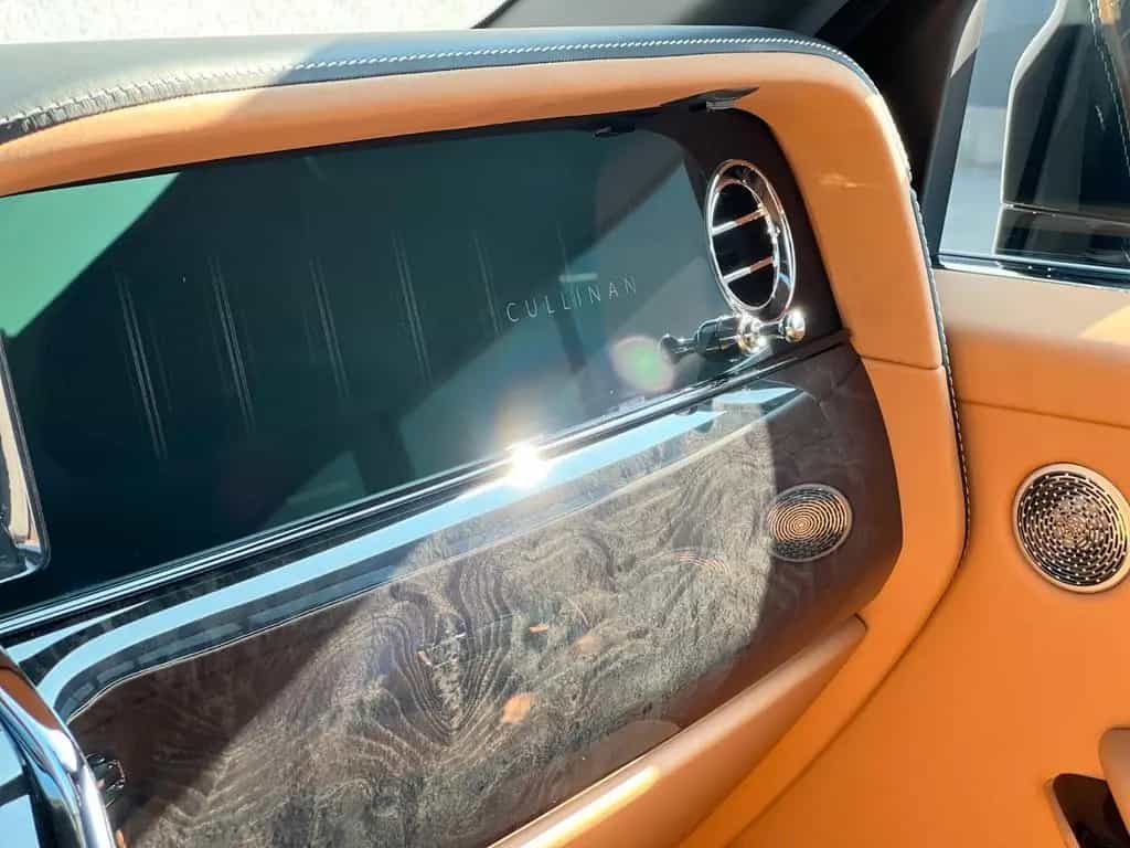 Rolls-Royce Cullinan - null-photo-16