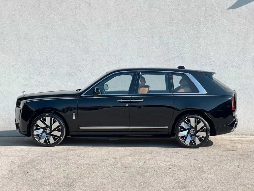 Rolls-Royce Cullinan - null-photo-2