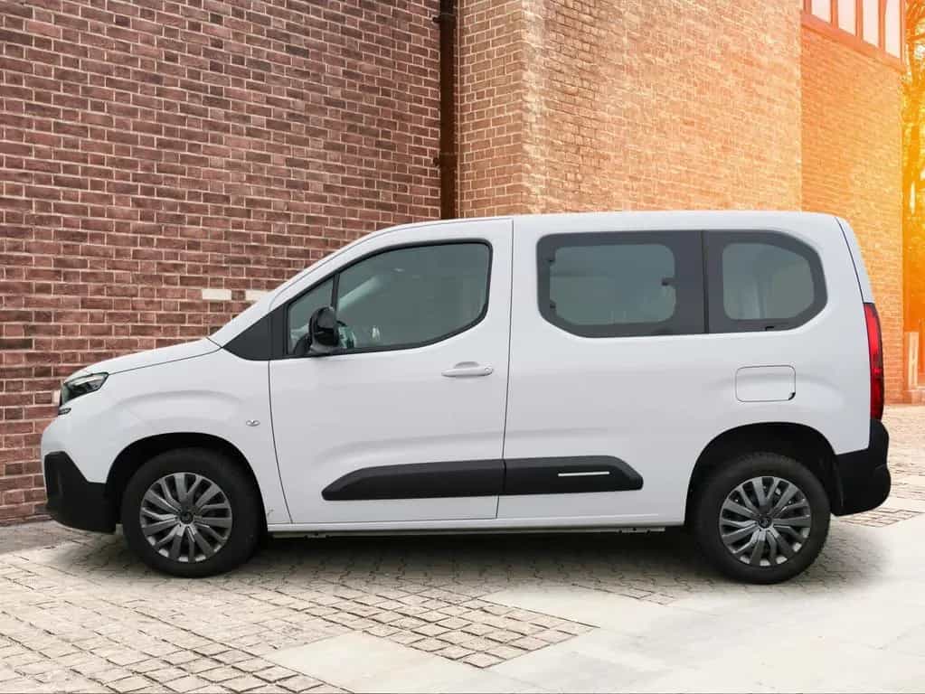 Citroën Berlingo MPV 1,5 Ltr. - Blue-HDI / Plus M 04/2024-photo-2